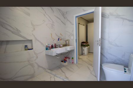 Casa de condomínio à venda com 214m², 4 quartos e 2 vagas Casa de condomínio à venda com 214m², 4 quartos e 2 vagasBanheiro da Suíte 1