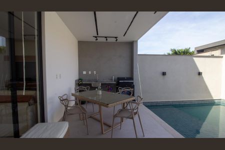 Casa de condomínio à venda com 214m², 4 quartos e 2 vagas Casa de condomínio à venda com 214m², 4 quartos e 2 vagasQuintal