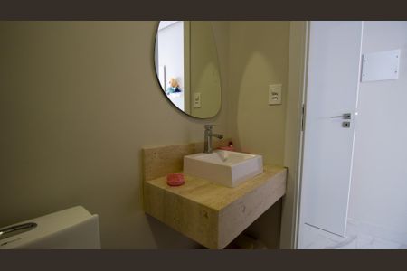 Casa de condomínio à venda com 214m², 4 quartos e 2 vagas Casa de condomínio à venda com 214m², 4 quartos e 2 vagasBanheiro da Suíte 2