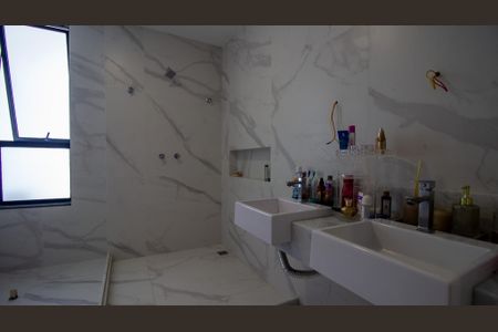 Casa de condomínio à venda com 214m², 4 quartos e 2 vagas Casa de condomínio à venda com 214m², 4 quartos e 2 vagasBanheiro da Suíte 1