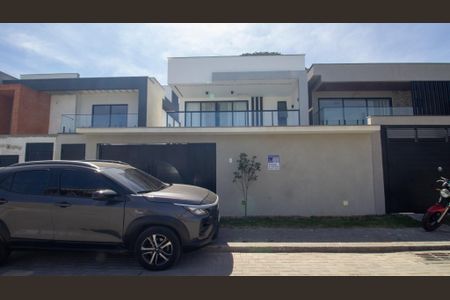 Casa de condomínio à venda com 214m², 4 quartos e 2 vagas Casa de condomínio à venda com 214m², 4 quartos e 2 vagasFachada