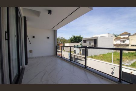 Casa de condomínio à venda com 214m², 4 quartos e 2 vagas Casa de condomínio à venda com 214m², 4 quartos e 2 vagasVaranda da Suíte 1