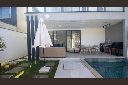 Casa de condomínio à venda com 214m², 4 quartos e 2 vagas Casa de condomínio à venda com 214m², 4 quartos e 2 vagasQuintal