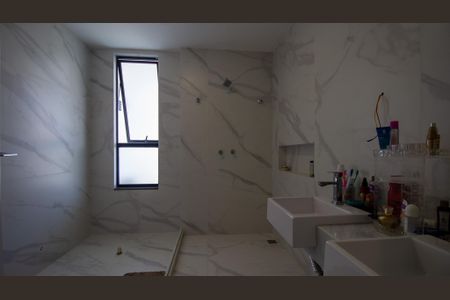 Casa de condomínio à venda com 214m², 4 quartos e 2 vagas Casa de condomínio à venda com 214m², 4 quartos e 2 vagasBanheiro da Suíte 1