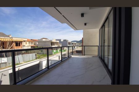 Casa de condomínio à venda com 214m², 4 quartos e 2 vagas Casa de condomínio à venda com 214m², 4 quartos e 2 vagasVaranda da Suíte 1