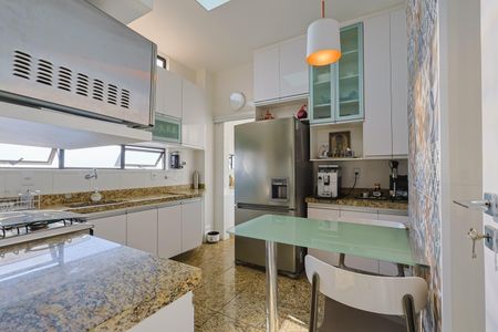 Apartamento à venda com 100m², 2 quartos e 2 vagasCozinha