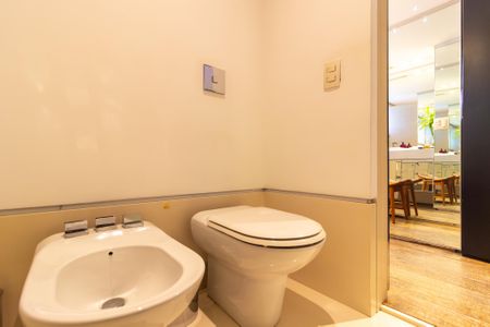 Apartamento à venda com 200m², 2 quartos e 2 vagas Apartamento à venda com 200m², 2 quartos e 2 vagasBanheiro da Suíte