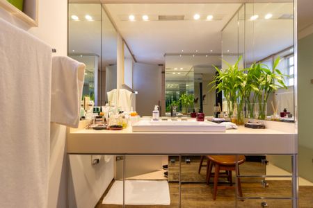 Apartamento à venda com 200m², 2 quartos e 2 vagas Apartamento à venda com 200m², 2 quartos e 2 vagasBanheiro da Suíte