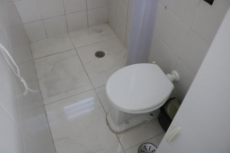 Banheiro de kitnet/studio para alugar com 1 quarto, 24m² em Água Branca, São Paulo