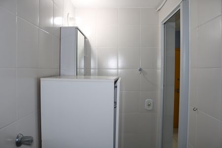 Banheiro de kitnet/studio para alugar com 1 quarto, 24m² em Água Branca, São Paulo
