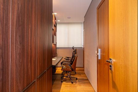 Apartamento à venda com 350m², 4 quartos e 2 vagasEscritório 2