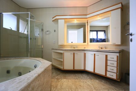 Apartamento para alugar com 242m², 4 quartos e 4 vagasBanheiro da Suíte 2