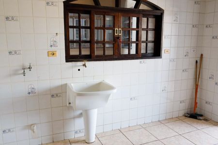 Casa à venda com 330m², 4 quartos e 1 vaga Casa à venda com 330m², 4 quartos e 1 vagaLavanderia