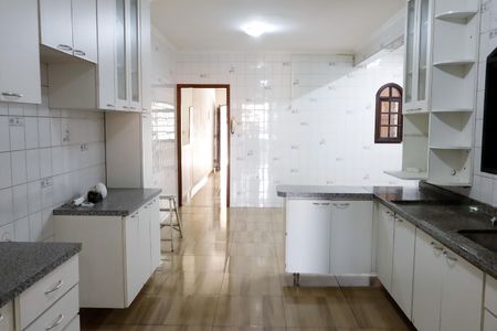 Casa à venda com 330m², 4 quartos e 1 vaga Casa à venda com 330m², 4 quartos e 1 vagaCozinha