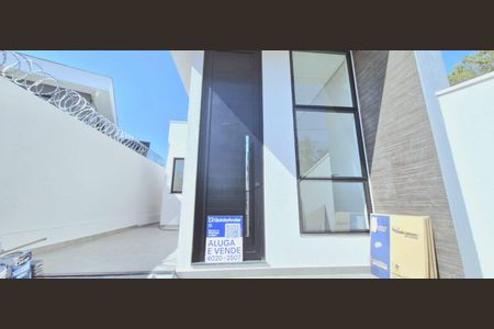 Casa à venda com 100m², 3 quartos e 2 vagas Casa à venda com 100m², 3 quartos e 2 vagasFachada