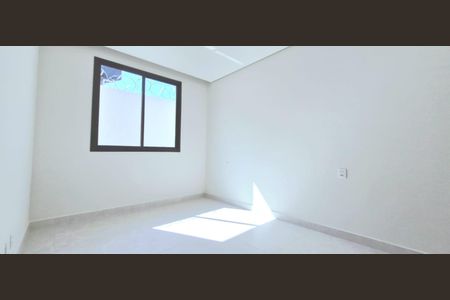 Casa à venda com 100m², 3 quartos e 2 vagas Casa à venda com 100m², 3 quartos e 2 vagasSuíte