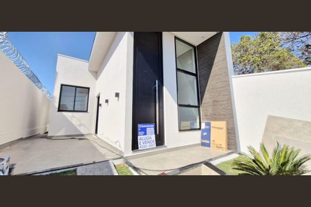 Casa à venda com 100m², 3 quartos e 2 vagas Casa à venda com 100m², 3 quartos e 2 vagasFachada