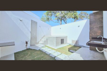 Casa à venda com 100m², 3 quartos e 2 vagas Casa à venda com 100m², 3 quartos e 2 vagasQuintal