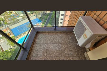 Apartamento à venda com 350m², 4 quartos e 4 vagasSuíte 2 sacada