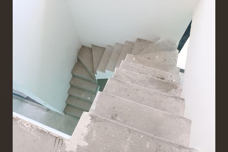 Apartamento à venda com 177m², 2 quartos e 2 vagas Apartamento à venda com 177m², 2 quartos e 2 vagasEscada