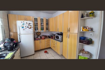 Casa à venda com 253m², 4 quartos e 5 vagas Casa à venda com 253m², 4 quartos e 5 vagasCozinha