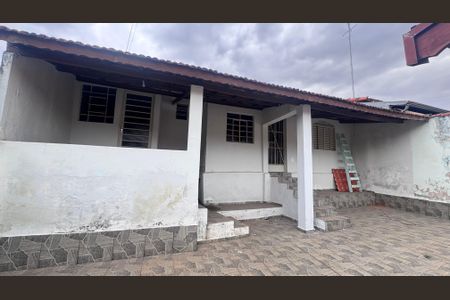 Casa à venda com 170m², 3 quartos e 2 vagasFachada Casa de Fundos