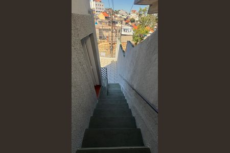 Casa para alugar com 120m², 2 quartos e 2 vagas Casa para alugar com 120m², 2 quartos e 2 vagasEscada