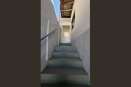 Casa para alugar com 120m², 2 quartos e 2 vagas Casa para alugar com 120m², 2 quartos e 2 vagasEscada