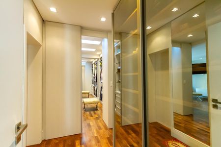Casa de condomínio à venda com 600m², 6 quartos e 4 vagasCloset da Suíte 5