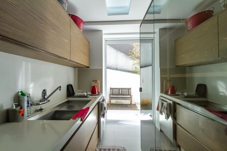 Casa de condomínio à venda com 600m², 6 quartos e 4 vagasCozinha de Apoio