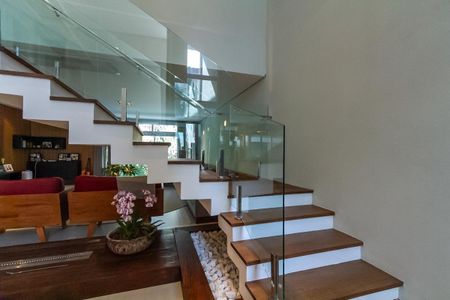 Casa de condomínio à venda com 600m², 6 quartos e 4 vagasEscada