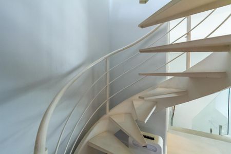 Casa de condomínio à venda com 600m², 6 quartos e 4 vagasEscada