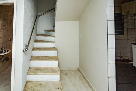 Casa à venda com 76m², 3 quartos e 1 vaga Casa à venda com 76m², 3 quartos e 1 vagaEscada