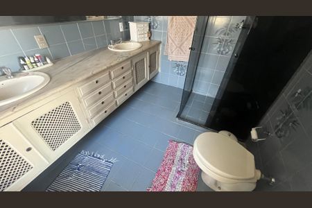 Casa à venda com 350m², 4 quartos e 4 vagasBanheiro da Suíte 1