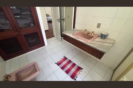 Casa à venda com 350m², 4 quartos e 4 vagasBanheiro da Suíte 2