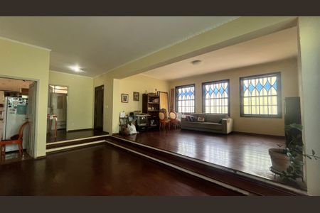 Casa à venda com 350m², 4 quartos e 4 vagasSala