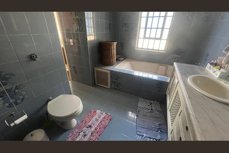 Casa à venda com 350m², 4 quartos e 4 vagasBanheiro da Suíte 1