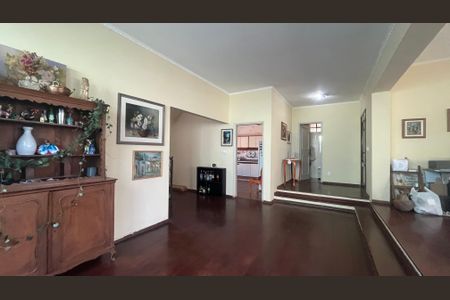 Casa à venda com 350m², 4 quartos e 4 vagasSala