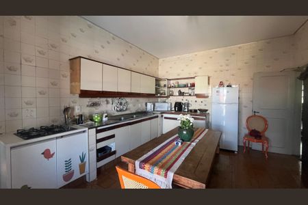 Casa à venda com 350m², 4 quartos e 4 vagasCozinha