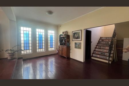 Casa à venda com 350m², 4 quartos e 4 vagasSala