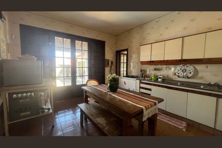 Casa à venda com 350m², 4 quartos e 4 vagasCozinha