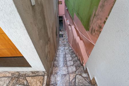 Casa para alugar com 57m², 2 quartos e 1 vaga Casa para alugar com 57m², 2 quartos e 1 vagaEscada de entrada