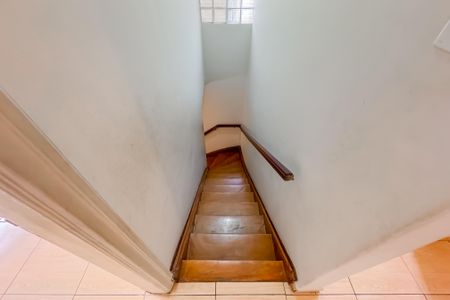 Casa à venda com 150m², 3 quartos e 2 vagas Casa à venda com 150m², 3 quartos e 2 vagasEscada