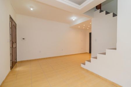 Sala de casa de condomínio à venda com 2 quartos, 80m² em Espírito Santo, Porto Alegre