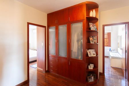 Casa à venda com 360m², 4 quartos e 2 vagasCorredor amplo com roupeiro