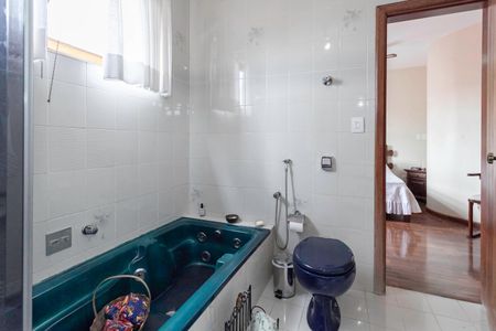 Casa à venda com 360m², 4 quartos e 2 vagasBanheiro da suíte