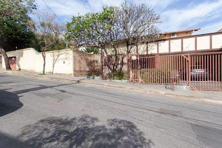 Casa à venda com 360m², 4 quartos e 2 vagasFachada