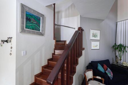 Casa à venda com 360m², 4 quartos e 2 vagasEscada