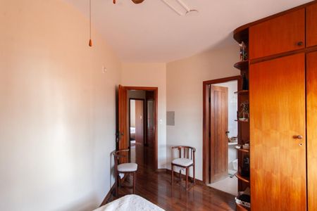 Casa à venda com 360m², 4 quartos e 2 vagasSuíte