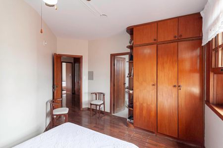 Casa à venda com 360m², 4 quartos e 2 vagasSuíte